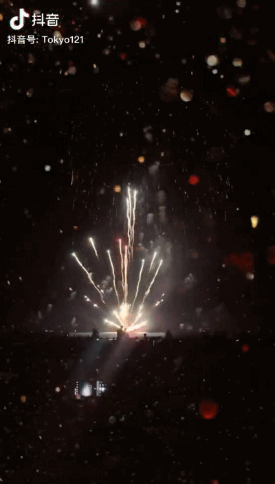 绚烂的烟火点亮夜空前段时间日本夏日烟火大会刷爆抖音错过等一年啊!
