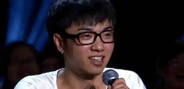 华晨宇新造型"太娇媚",涂睫毛,黄卷发,羽毛服,出道后变化大