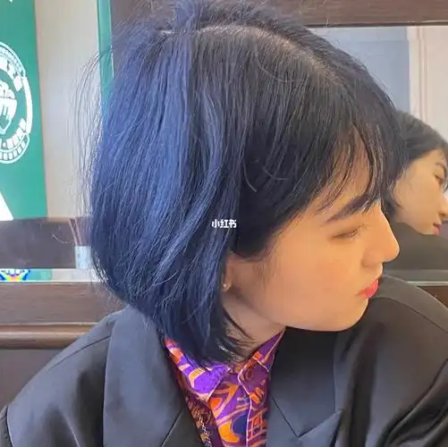 蓝黑色的头发怎么染黑色 不要直接染蓝色,先褪色或先染,染发对分适