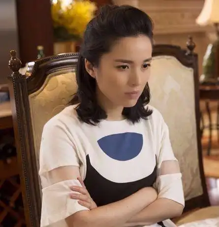 2010年与演员靳东合作,出演电视剧《青春不言败》,饰演"阿梅".