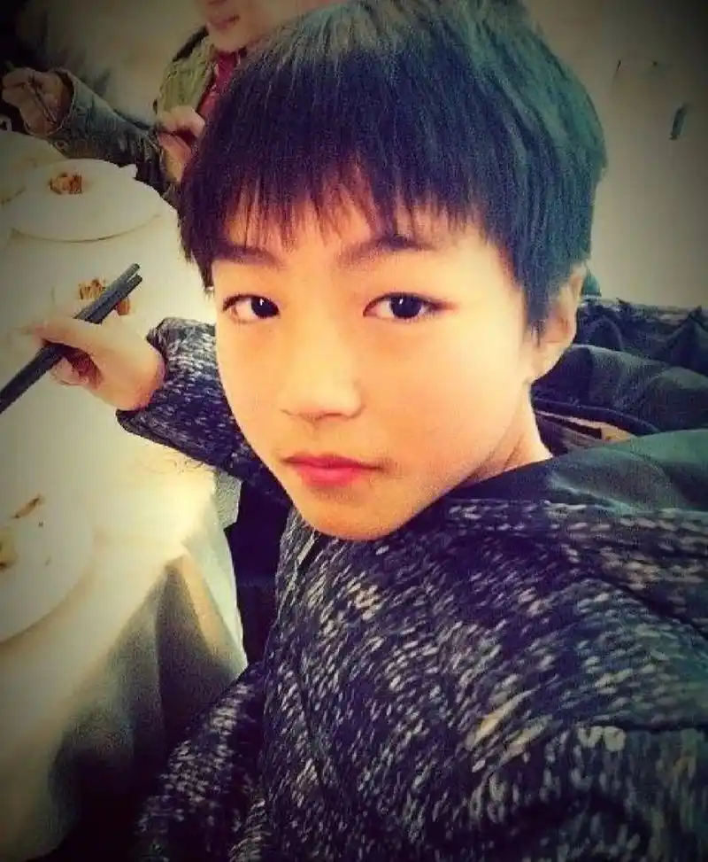 不过眼尖的小伙伴发现,王俊凯从小到大拍照的角度一直没变呢.