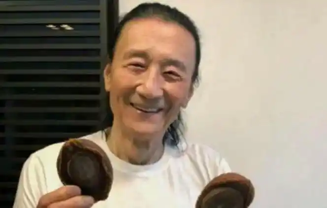 谢贤:当众扇曾江耳光,成龙称他为传奇,晚年与小49岁女友相恋