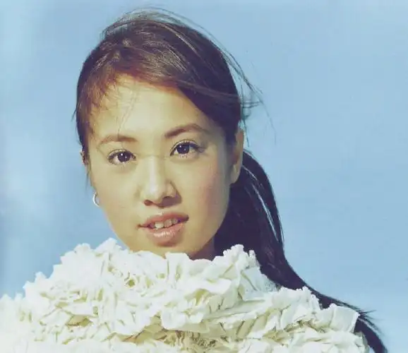 组图:蔡依林19年前专辑写真青涩灵动 婴儿肥小脸少女感十足