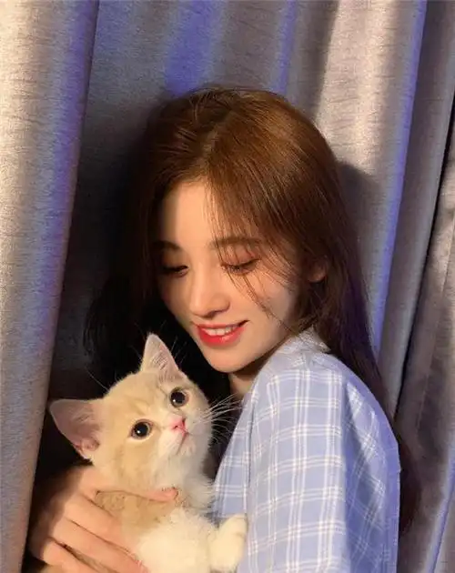 鞠婧祎主动晒笑到失态的照片没有精修过还怼脸自拍