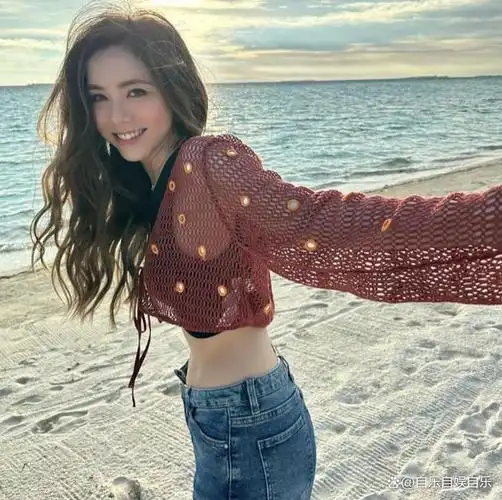 邓紫棋晒超性感低胸照