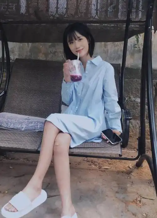 原创陈意涵果然还是个小女生,玩下衣失踪秀"漫画腿",俏皮又可爱