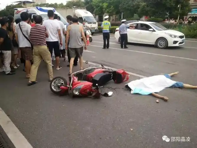 邵阳突发超恐怖车祸电动车司机脑袋都被货车压碎了