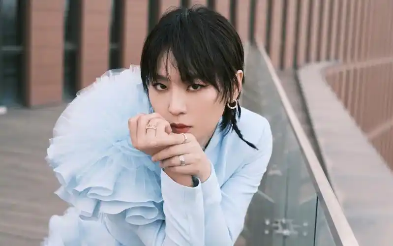 用韩剧的方式点开周笔畅端午晚会绝美造型