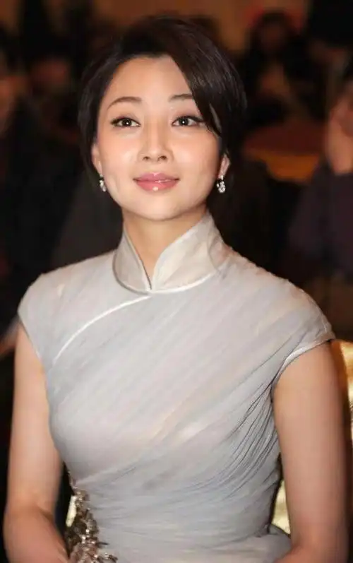 殷桃的身材虽然不瘦穿紧身裙却挺惊艳果然丰满一点更有女人味