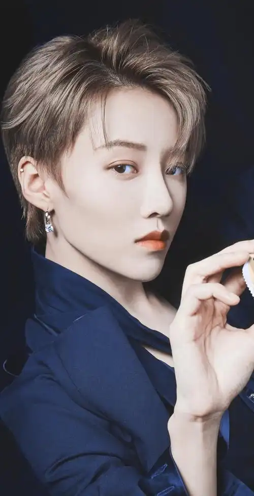 刘雨昕宣布微博停更三天吃陆柯燃人血馒头用力过猛