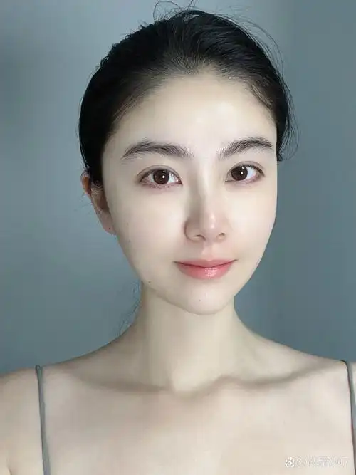 95优雅与时尚的完美诠释95 98美女皮肤白皙如玉,眼睛大而有神