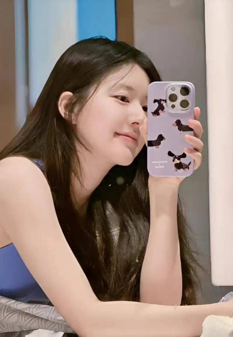 赵露思晒出素颜照,颜值还挺高的,皮肤状态很好.