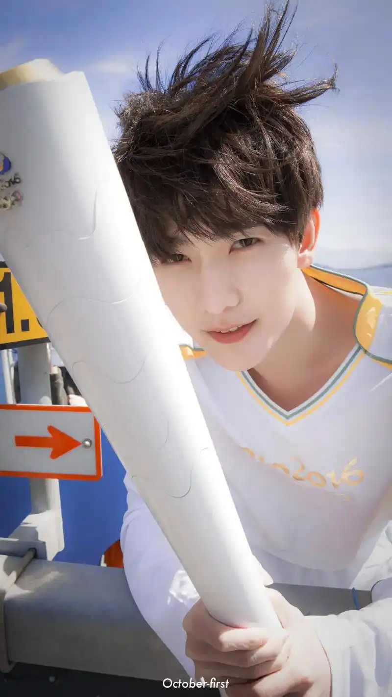 阳光少年.#杨洋 #壁纸  - 抖音