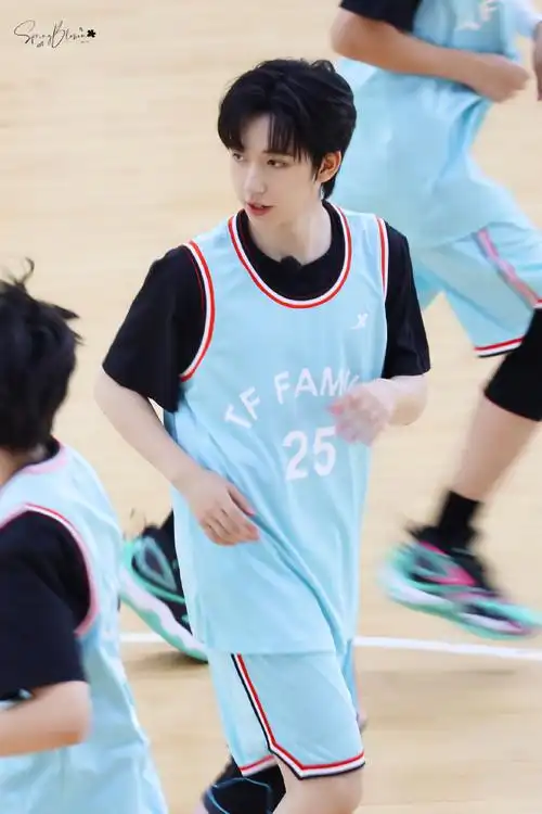 贺峻霖夏季运动会路透##贺峻霖 画报颜值