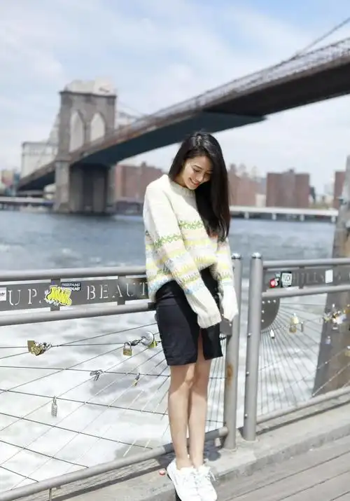 高圆圆纽约清亮动人街拍 女神范轻松驾驭暖系风_明星_美桌网