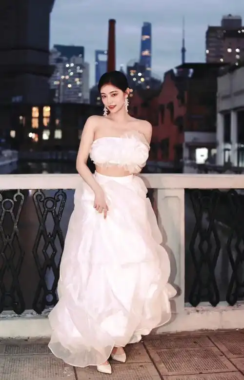 许佳琪白玫瑰婚纱大片