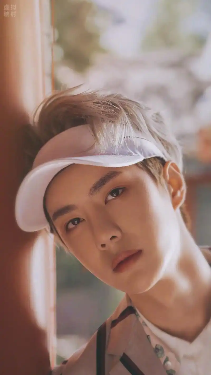 王一博的秋日复古风穿搭必须有姓名啊_高清图集_新浪网