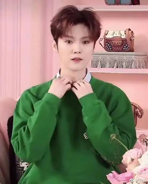 鹿晗绿色毛衣直播造型##鹿晗