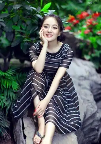 刘凯菲:清新雅致,时尚妩媚,性感小女人