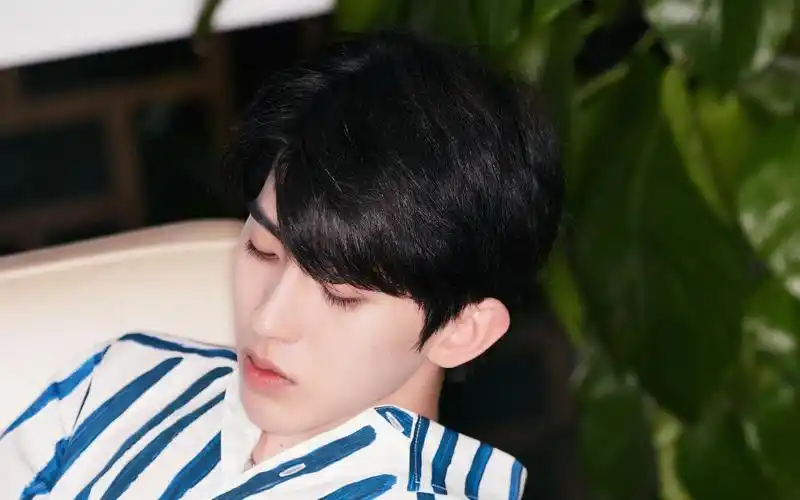 电脑壁纸 明星 大陆明星 青春少年蔡徐坤条纹蓝白衬衫休闲迷人写真