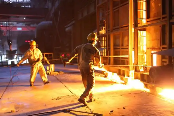 钢铁工人在炼钢炉前测温取样(网友"罗莉"供稿)