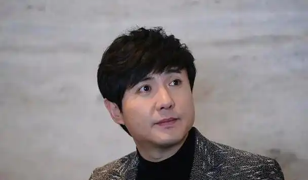 沈腾是中国内地著名的喜剧演员,也是一个多才多艺的艺术家.