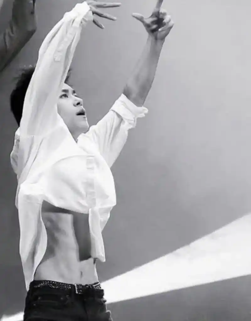 易烊千玺的腹肌