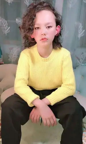 周嘉诚的哥哥名字是周泽西,不仅是一名小模特,还是一名小演员和歌手