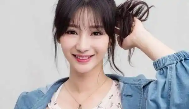 40岁柳岩现场卸妆,失去十级美颜滤镜后,真正的素颜惊艳_好身材_一面