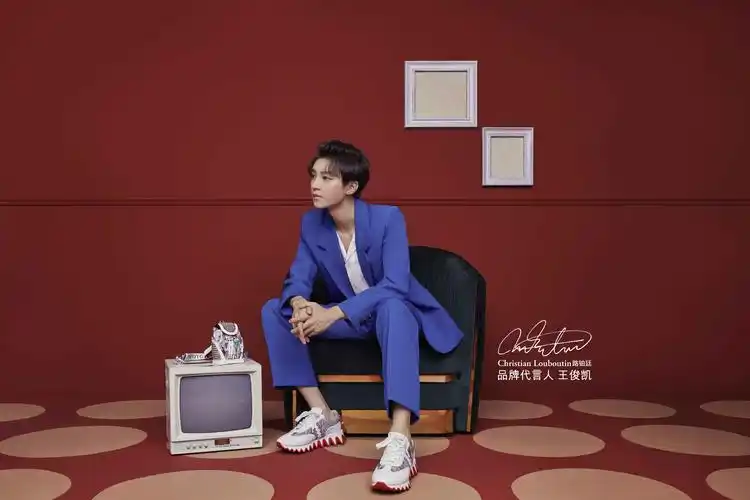 品牌代言人王俊凯穿着七夕情人节中国独家限定系列loubishark运动鞋