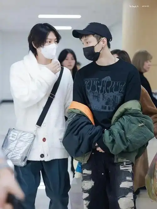 今夕是何年啊张艺兴和金希澈在机场同框了