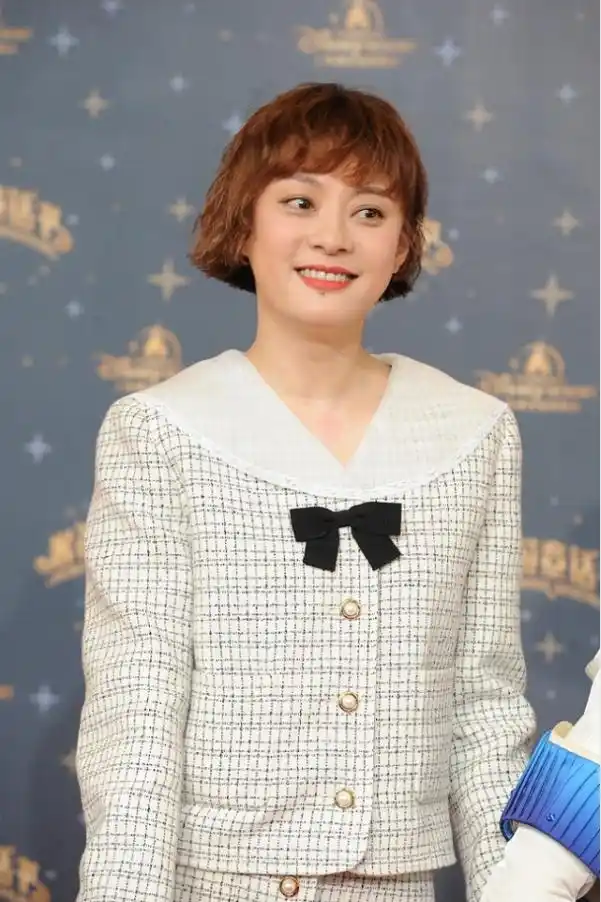 孙俪这回风格大变,烫了泡面头穿小香风套装,就她能穿出国际范
