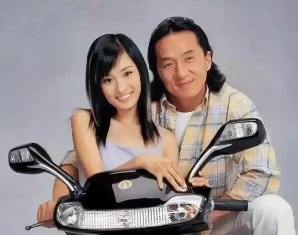 杨幂和成龙的合照,原来他们在19年前就认识了,成龙还给她5万