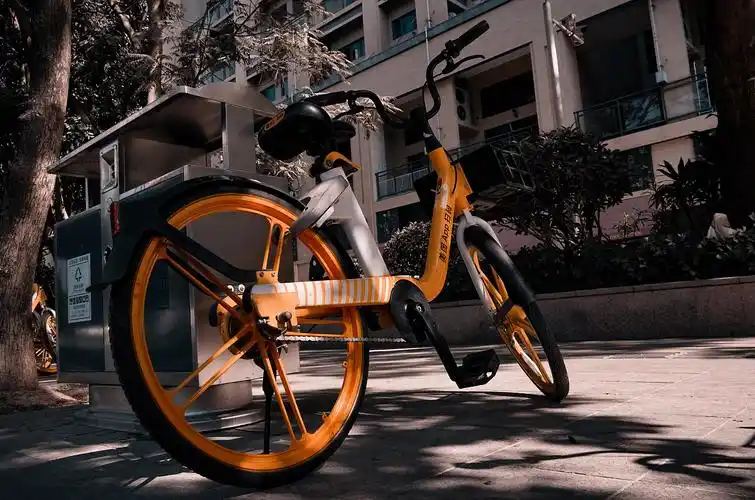 城市里的共享单车