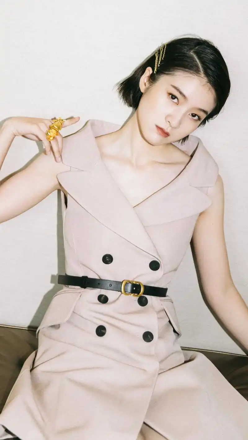 张雪迎精美壁纸:短发十分清爽,清新自然少女风