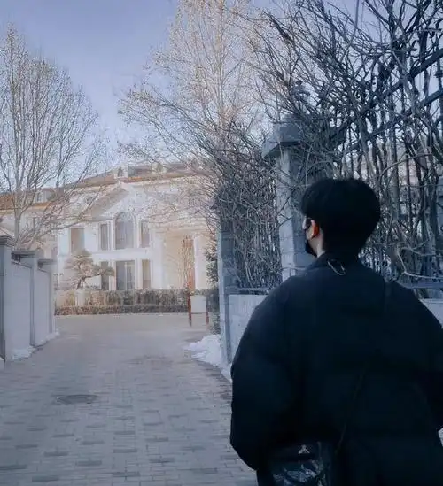 孙芮 | 高卿尘 | 林墨 | 郑乃馨 | 周柯宇 | 贺峻霖只需要背影就