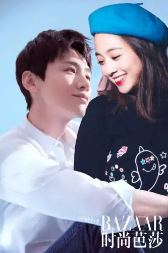 两人在拍摄时尚芭莎的情侣特辑时展现出虐狗的姿态,更让人羡慕的是,身