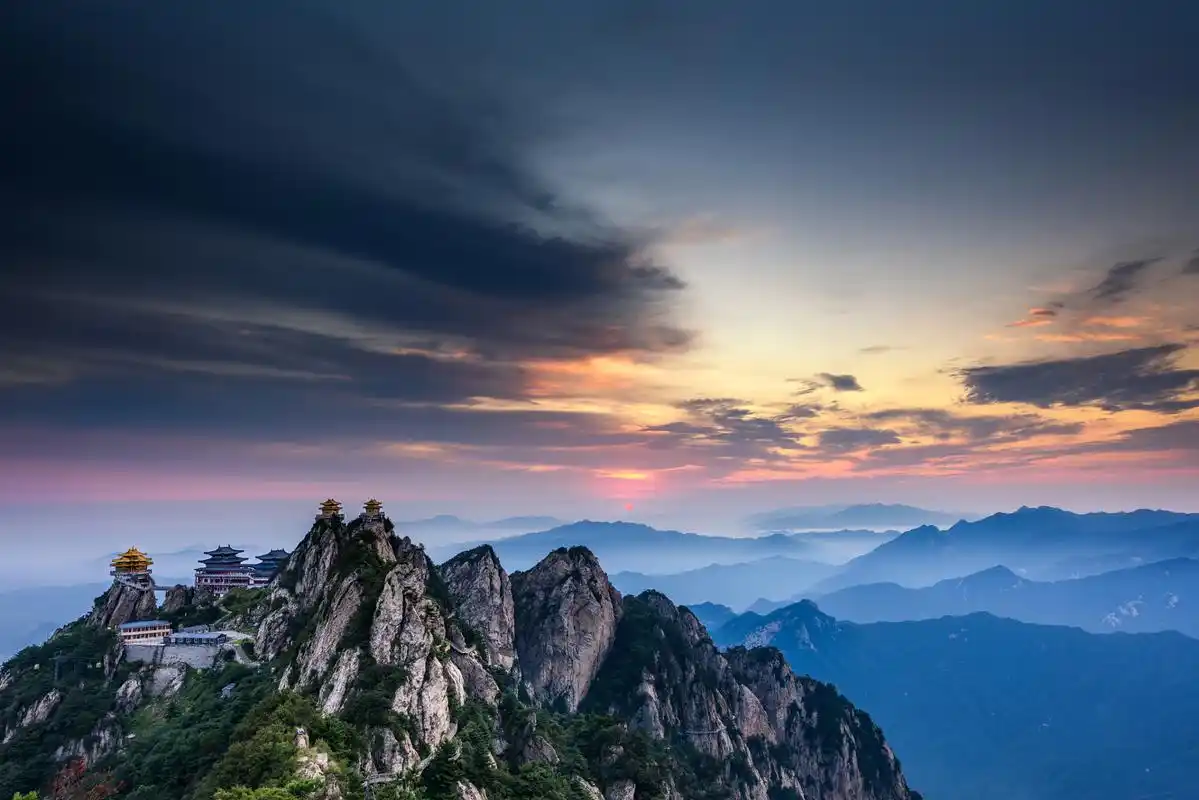 泰山又名岱山,岱宗,岱岳,东岳,泰岳,为五岳之一,有"五岳之首""天下第