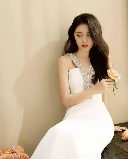 女星赵今麦时尚造型:清纯可爱,青春活力