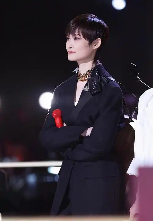 李宇春穿束腰修身西装,搭配金属配饰,简单之余又透露着用心之处