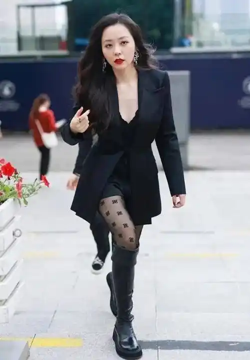 微丰满代表张靓颖穿"黑西装 靴子",气场十足,昂首阔步走起来有型_黑色