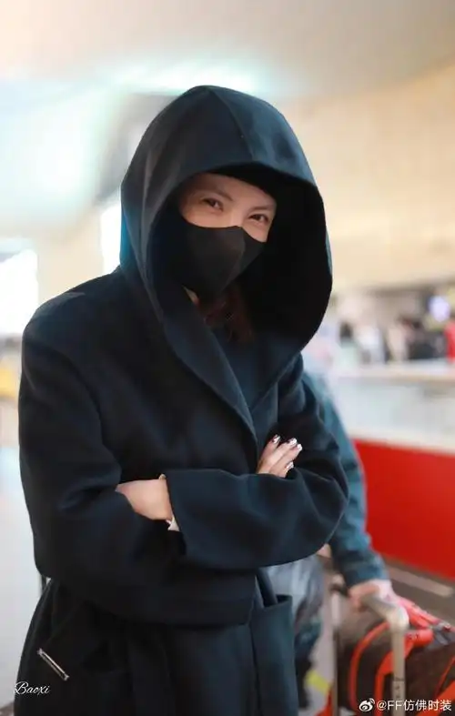 代言人大喜@金晨机场私服look来啦黑色大衣利落h廓形,勾勒率性干练