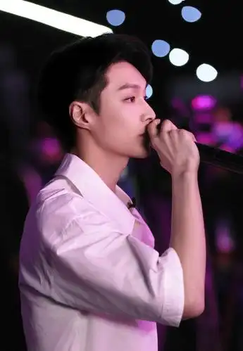 张艺兴《金曲青春》现场高清图释出,彰显热血本色