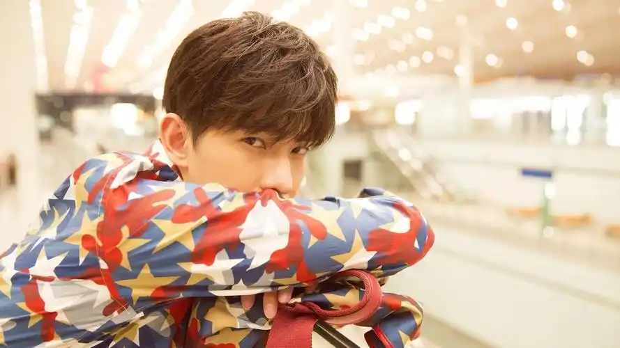 51m上传时间:2020-06-16壁纸标签:杨洋明星风尚壁纸封面图杨洋 明星