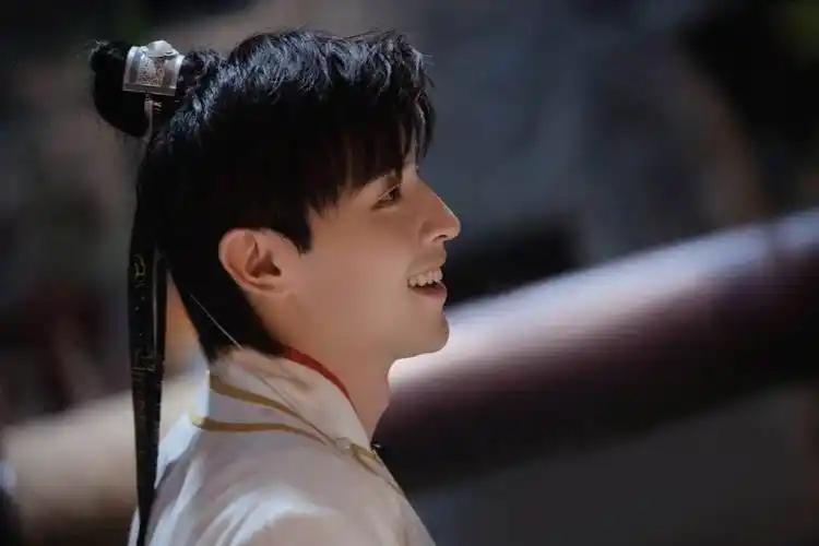 邓伦密室大逃脱剧照公开古装玩具枪反差感十足