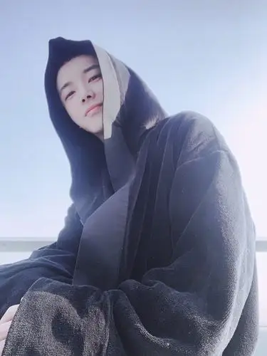 华晨宇晒照纪念新年开工左手比耶自称花椰菜