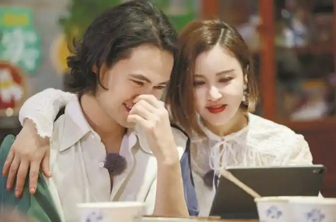 在节目里疯狂互黑也为袁弘回忆武汉味道张歆艺跟我的黑粉结婚很欢乐