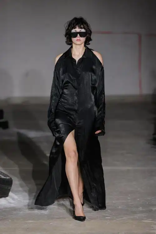 近日,备受关注的巴黎时装周再次引爆了全球时尚圈的关注.