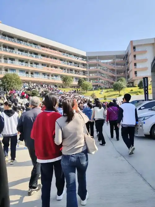 美丽校园 #高中生活 爱,是一起共同成长!每次家长会都不会 - 抖音