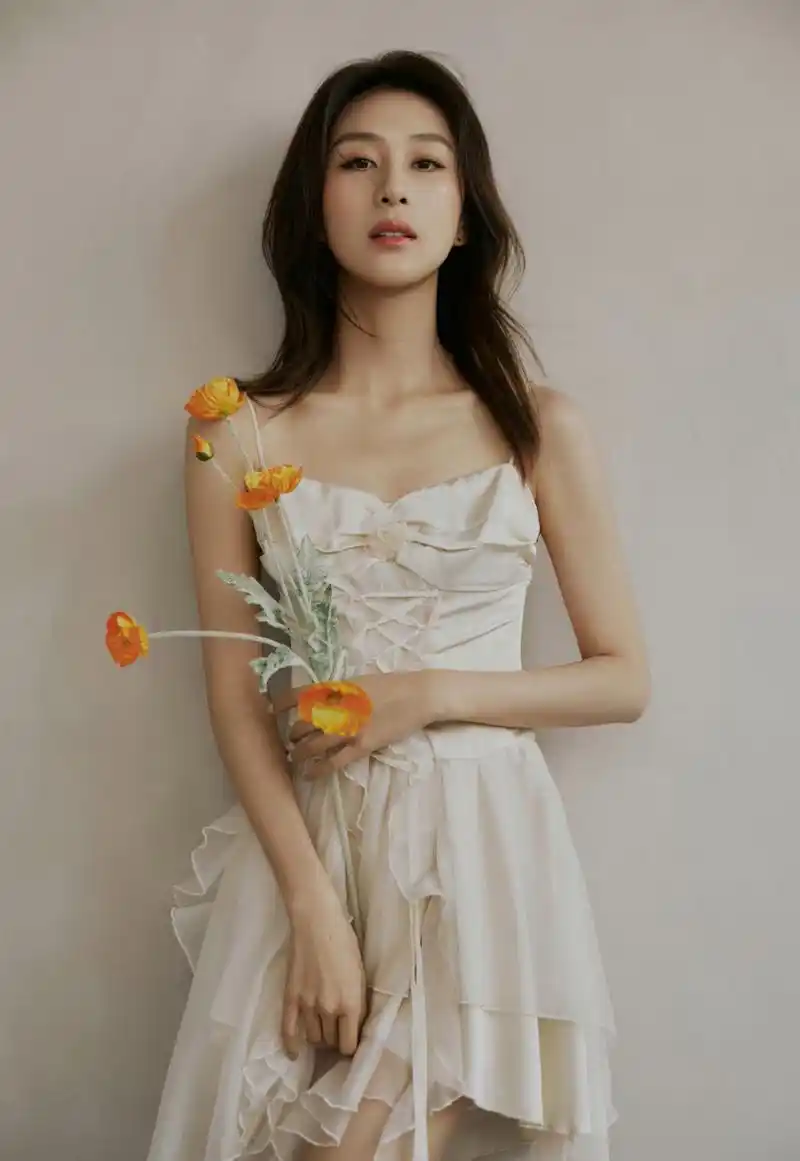 夏楠# 一袭白色吊带睡裙,肤白貌美的容颜,窈窕曼妙的身材,白皙细牡哪